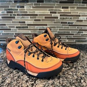 Women’s Danner Hiking Boots - size 7